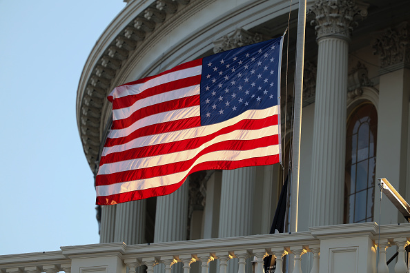 Le drapeau américain flotte au vent sur le front ouest du Capitole des États-Unis à Washington, DC. (Crédit photo : Kayla Bartkowski/Getty Images)