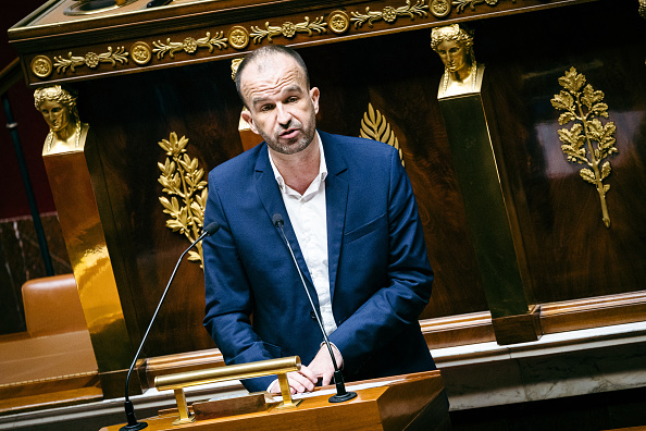 Le député Manuel Bompard, coordinateur du parti LFI, prend la parole pour exposer la motion de censure contre le gouvernement Bayrou après son discours de politique générale dans l'hémicycle de l'Assemblée nationale, le 16 janvier 2025. (Photo AMAURY CORNU/Hans Lucas/AFP via Getty Images)