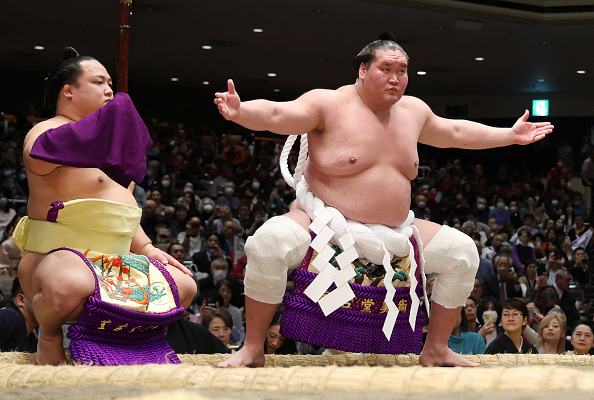 "Mon corps n'est pas à la hauteur" : le seul grand maître sumo Terunofuji du Japon prend sa retraite