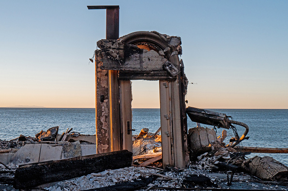 L'entrée d'une maison détruite par l'incendie de Palisades est visible le 13 janvier 2025 à Malibu, en Californie.  (Crédit photo : Brandon Bell/Getty Images)