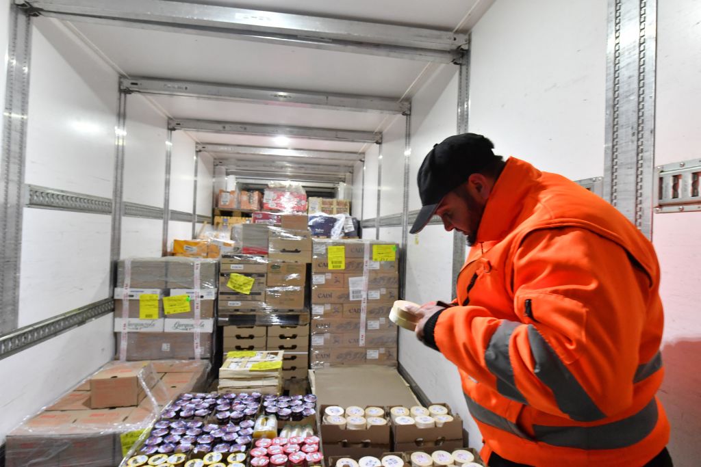 Les agriculteurs de la Sarthe identifient la provenance des produits, lors de contrôles de camions frigorifiques