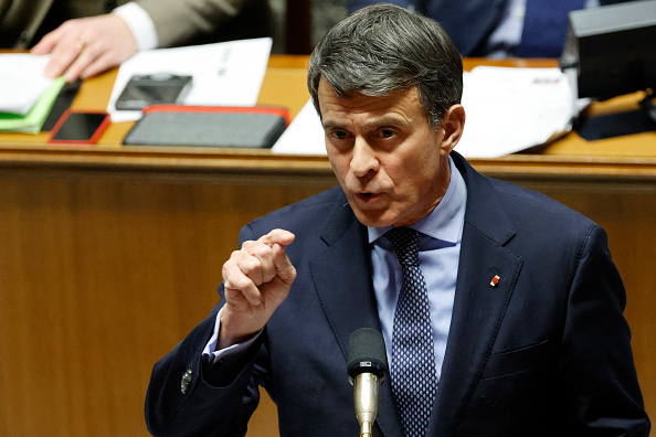 "L'immigration nécrose Mayotte", juge Manuel Valls