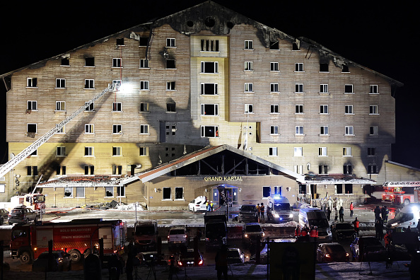 Des équipes de recherche et de sauvetage travaillent sur le site d'un incendie qui s'est déclaré dans un hôtel de la station de ski de Kartalkaya à Bolu, dans le nord-ouest de la Turquie, le 21 janvier 2025. (Photo ADEM ALTAN/AFP via Getty Images)