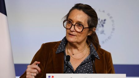 Heures de travail non rémunérées : ce « n’est pas à ce stade la position officielle du gouvernement », affirme l’exécutif