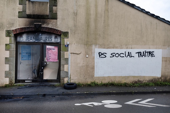 "PS social traitre" : la permanence du PS incendié à Carhaix