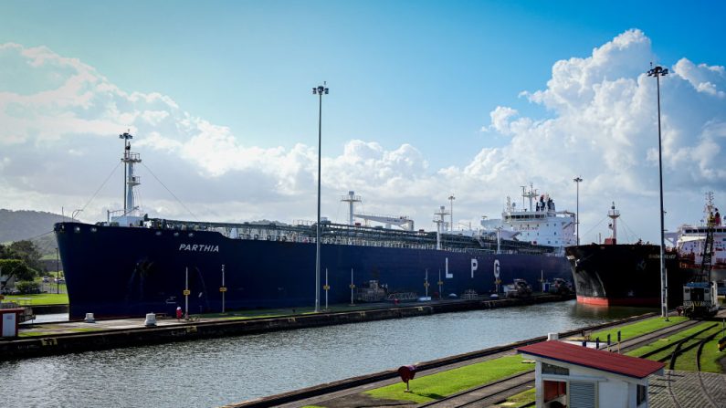 
Deux cargos entrent dans les écluses de Miraflores du canal de Panama à Panama City, le 22 janvier 2025. (MARTIN BERNETTI/AFP via Getty Images)