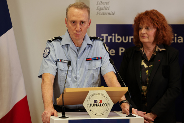 Le colonel Hervé Petry donne une conférence de presse après l'enlèvement de David Balland, cofondateur de la société Ledger spécialisée dans la sécurisation des cryptoactifs, et de sa compagne, puis leur libération par la gendarmerie française, à Paris, le 23 janvier 2025. (THIBAUD MORITZ/AFP via Getty Images)