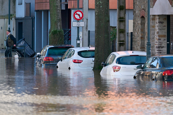 Des voitures dans une rue après une crue exceptionnelle de l'Îlle à Rennes, le 27 janvier 2025. (Photo DAMIEN MEYER/AFP via Getty Images)