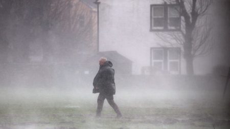 La tempête Eowyn balaye l’Irlande et l’Ecosse et prive de courant près d’un million de foyers