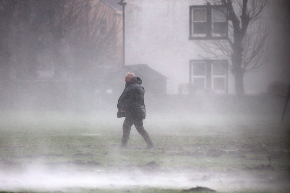 Des gens marchent sous une pluie battante le 24 janvier 2025 à Helensburgh, Ecosse, Royaume-Uni. (Jeff J Mitchell/Getty Images)