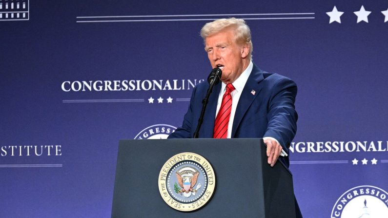 Le président Donald Trump prononce un discours lors du dîner de la Conférence des membres républicains de la Chambre des représentants au Trump National Doral Miami, à Miami, en Floride, le 27 janvier 2025. (Mandel Ngan/AFP via Getty Images)