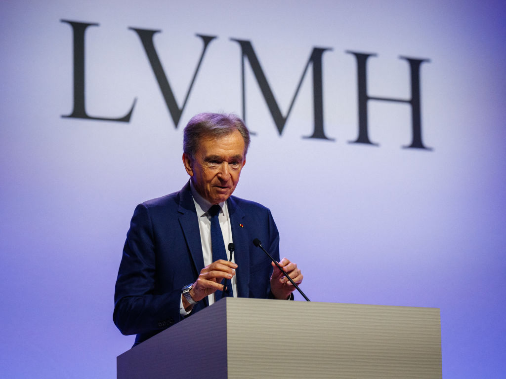 Surtaxe des entreprises : Bernard Arnault dénonce une "taxe du made in France" qui crée toutes les conditions pour "la délocalisation"