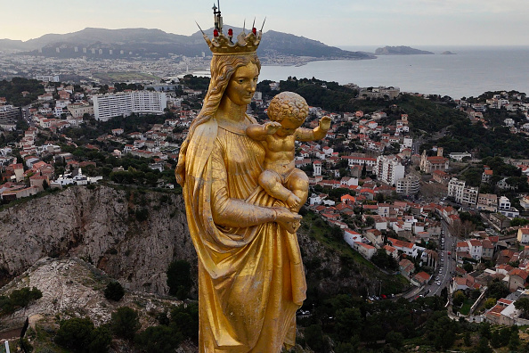 Cette photo aérienne montre une vue de la statue dorée de la Vierge Marie au sommet de la basilique Notre-Dame de la Garde à Marseille, le 23 janvier 2025. (VIKEN KANTARCI/AFP via Getty Images)