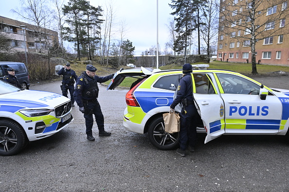 Des policiers devant un immeuble d'appartements à Södertälje, au sud de Stockholm, en Suède, le 30 janvier 2025, suite à la fusillade du brûleur de Coran Salwan Momika. (JONAS EKSTROMER/TT News Agency/AFP via Getty Images)