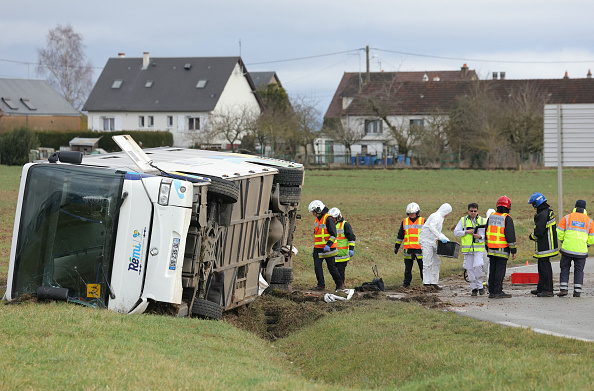 Des pompiers près d'un car scolaire accidenté à Jallans, près de Châteaudun, dans l’Eure-et-Loir, le 30 janvier 2025. (Photo THOMAS SAMSON/AFP via Getty Images)