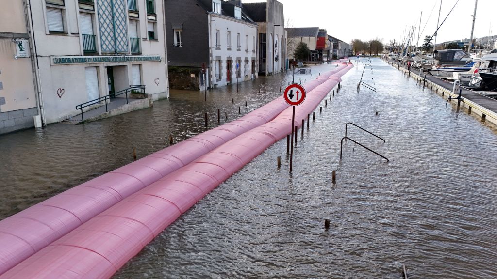 Inondations dans l'Ouest : l'eau monte moins que prévu, trois départements restent en vigilance rouge