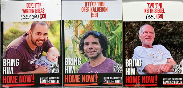 Les affiches de trois otages israéliens détenus dans la bande de Gaza depuis le 7 octobre 2023 : Yarden Bibas (à g.), Ofer Kalderon et Keith Siegel (à dr.) (AFP via Getty Images)