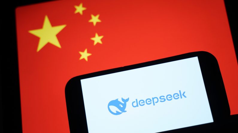 Le logo DeepSeek apparaît sur un téléphone devant le drapeau chinois, le 28 janvier 2025 à Hong Kong, en Chine. (Anthony Kwan/Getty Images)