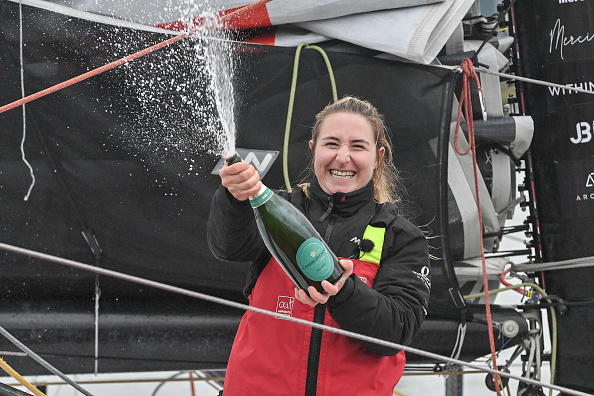 La skipper Violette Dorange arrose de champagne son monocoque Imoca Devenir après s'être classée 25e de la 10e édition du Vendée Globe, course à la voile en solitaire en monocoque, aux Sables-d'Olonne, le 9 février 2025. (Photo SEBASTIEN SALOM-GOMIS/AFP via Getty Images)