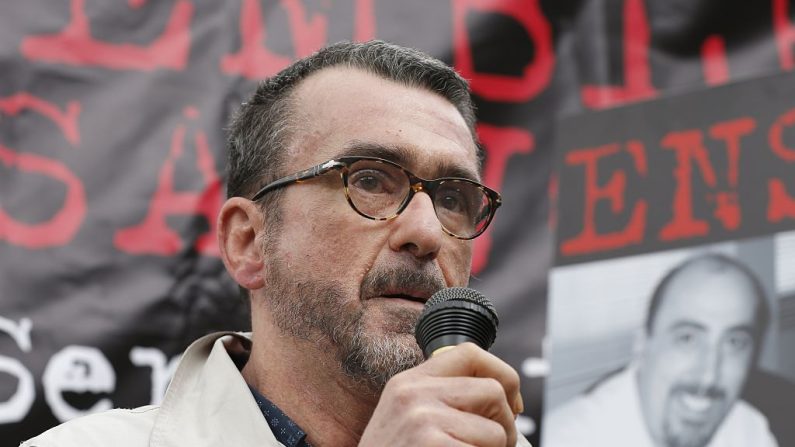 Richard Sedillot, avocat de Serge Atlaoui, s'exprime le 25 avril 2015 à Paris, lors d'un rassemblement contre la peine de mort et en soutien au Français Serge Atlaoui, condamné à mort en Indonésie pour trafic de drogue. (THOMAS SAMSON/AFP via Getty Images)