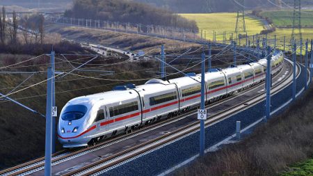 Allemagne : surpris par le départ du TGV, un voyageur s’accroche entre deux wagons, endurant une vitesse de pointe de 282 km/h