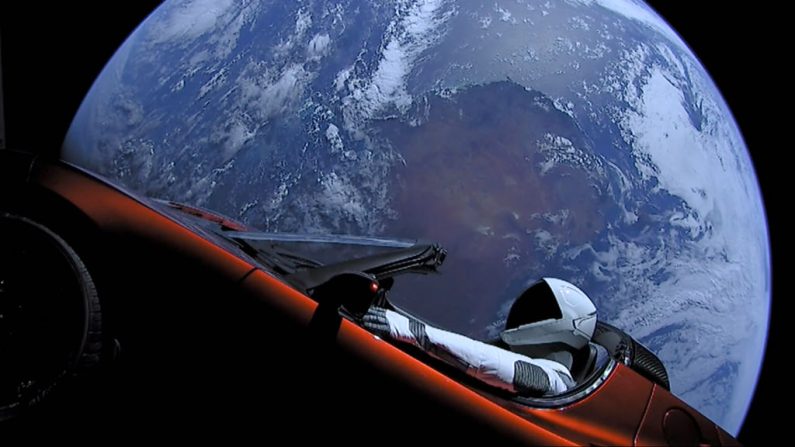 Sur cette photo fournie par SpaceX, une Tesla Roadster lancée par la fusée Falcon Heavy avec un conducteur factice nommé "Starman". (Photo : SpaceX via Getty Images)