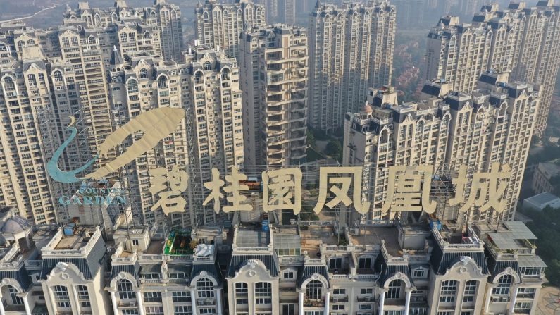 Cette photo aérienne prise le 31 octobre 2021 montre le logo du promoteur chinois Country Garden Holdings au sommet d'un bâtiment à Zhenjiang, dans la province chinoise de Jiangsu. (STR/AFP via Getty Images)