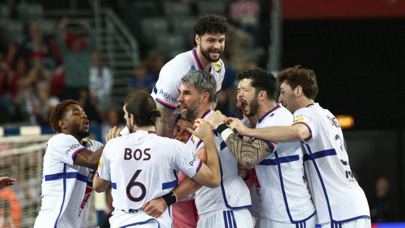 L'équipe de France a passé l'obstacle des quarts de finale du Mondial, mardi contre l'Egypte (34-33) à Zagreb, et retrouvera dans le dernier carré la Croatie grâce à un but incroyable de Luka Karabatic à la sirène. (Photo : ANNE-CHRISTINE POUJOULAT/AFP via Getty Images)