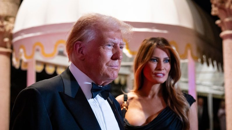 Le président élu des États-Unis Donald Trump et son épouse Melania Trump arrivent le soir du Nouvel An au club Mar-A-Lago, le 31 décembre 2024 à Palm Beach, en Floride. (Eva Marie Uzcategui/Getty Images)