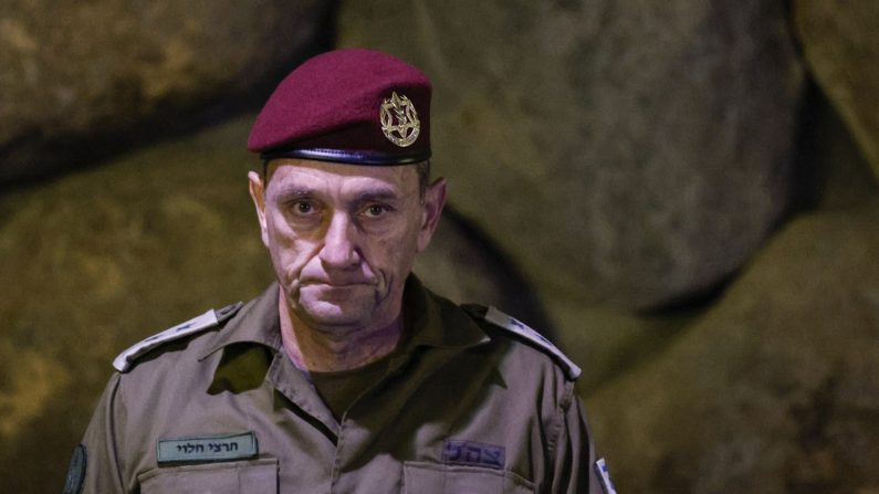 Le chef d'état-major israélien Herzi Halevi assiste à une cérémonie de dépôt de gerbes marquant la Journée de commémoration de l'Holocauste pour les six millions de Juifs tués pendant la Seconde Guerre mondiale, au Mémorial de l'Holocauste de Yad Vashem à Jérusalem, le 6 mai 2024. (AMIR COHEN/POOL/AFP via Getty Images)