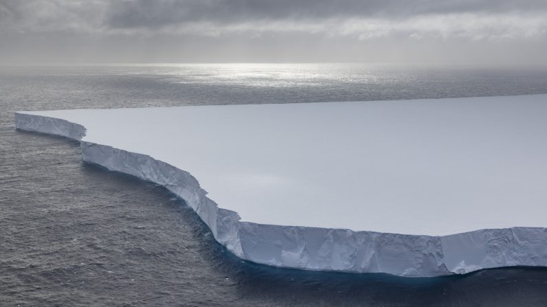 Vue aérienne de l'iceberg A23a lors d'une mission de la Royal Air Force britannique le 24 novembre 2024 dans l'océan Atlantique Sud, près de la Géorgie du Sud et des îles Sandwich du Sud. (UK MOD Crown Copyright via Getty Images)