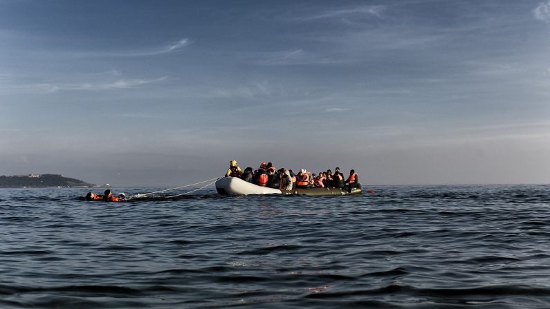 Des migrants arrivent sur un bateau pneumatique à Mytilène, sur l'île grecque de Lesbos, après avoir traversé la mer Égée depuis la Turquie, le 28 février 2016. (ARIS MESSINIS/AFP via Getty Images)