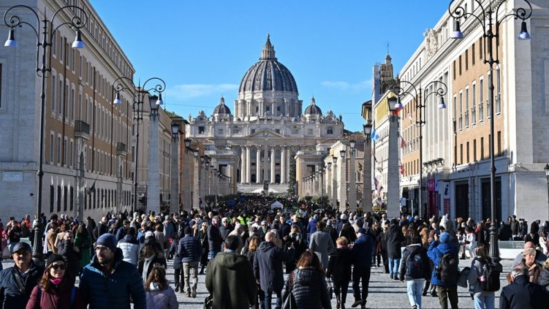 Les gens se promènent sur la via della Conciliazione qui mène au Vatican et à la basilique Saint-Pierre, en pleine année jubilaire catholique, le 26 décembre 2024 à Rome. (TIZIANA FABI/AFP via Getty Images)