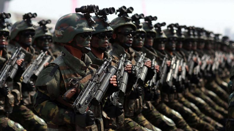 Des soldats de l'Armée populaire coréenne (APC) défilent sur la place Kim Il-Sung lors d'une parade militaire à Pyongyang marquant le 105e anniversaire de la naissance du défunt leader nord-coréen Kim Il-Sung, le 16 avril 2017. (STR/KCNA VIA KNS/AFP via Getty Images)