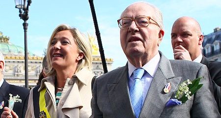 « Beaucoup de gens qui l’aiment le pleurent ici-bas », Marine Le Pen a rendu hommage à son père