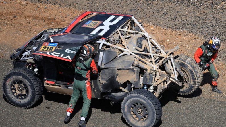 La malédiction du Dakar se poursuit pour Sébastien Loeb: le pilote français a été contraint à l'abandon du Dakar-2025 en Arabie saoudite en raison des dommages subis par sa Dacia dans son accident de la 3e étape. (Photo : VALERY HACHE/AFP via Getty Images)