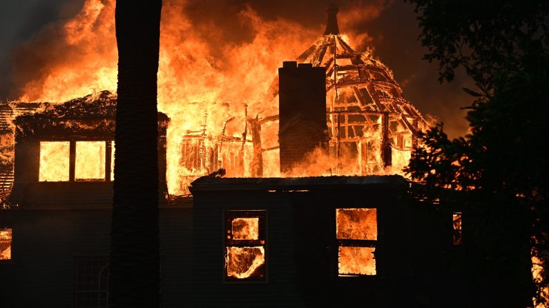 La maison Andrew McNally, un monument historique, brûle lors de l'incendie Eaton à Altadena, Californie, le 8 janvier 2025. (ROBYN BECK/AFP via Getty Images)