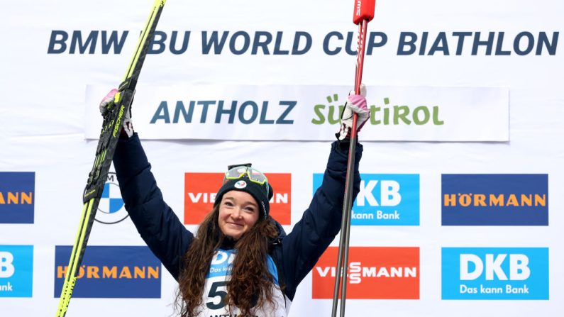 Les larmes de Ruhpolding ont laissé place à un éclatant sourire: Lou Jeanmonnot a dominé le sprint d'Anterselva jeudi et conforté sa deuxième place au classement général de la Coupe du monde de biathlon. (Photo : Alexander Hassenstein/Getty Images)