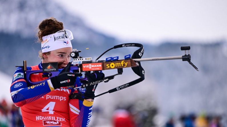 Un duel annoncé qui va pimenter la fin de saison de Coupe du monde de biathlon: la Française Lou Jeanmonnot a remporté jeudi l'individuel (15 km) à Ruhpolding en Allemagne, juste devant sa rivale allemande Franziska Preuss, leader au général. (Photo : Christian Bruna/Getty Images)