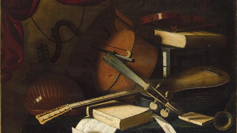 Un tableau représentant un luth, un violoncelle, un violon, une guitare, un manuscrit musical et des livres sur une table drapée par un artiste inconnu. Huile sur toile. (Domaine public)