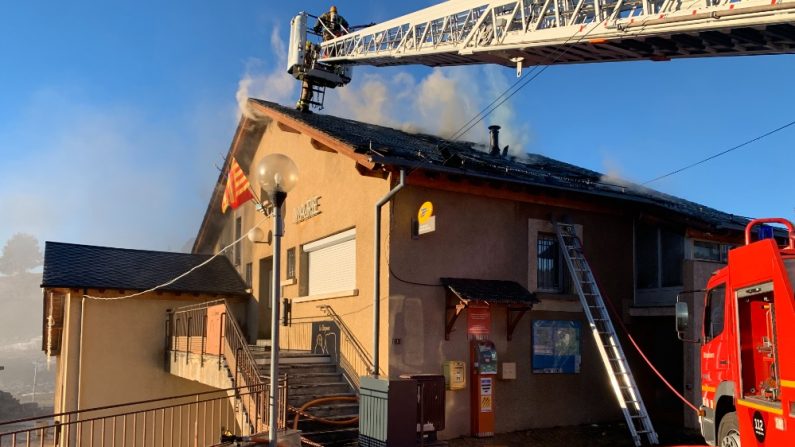 Les pompiers ont fini par maîtriser l'incendie qui ravageait le bâtiment abritant la mairie de La Llagonne dans les Pyrénées-Orientales. (Crédit photo SDIS 66)