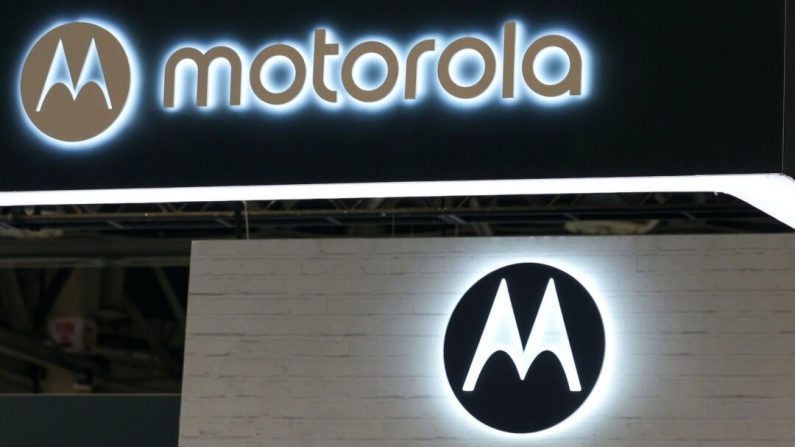 Un panneau et des logos sont affichés sur le stand de Motorola lors du CES 2024 au centre de convention et d'exposition The Venetian à Las Vegas (Nevada), le 9 janvier 2024. (Ethan Miller/Getty Images)