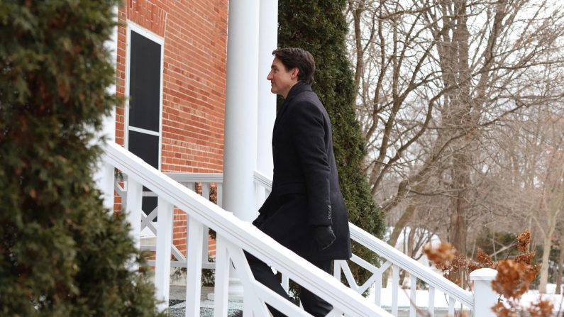 Le Premier ministre canadien Justin Trudeau quitte les lieux après s'être exprimé lors d'une conférence de presse à Rideau Cottage à Ottawa, Canada, le 6 janvier 2025. (DAVE CHAN/AFP via Getty Images)