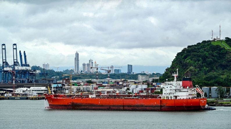 Un pétrolier entre dans le canal de Panama par le côté Pacifique le 25 octobre 2024. (Martin Bernetti/AFP via Getty Images)