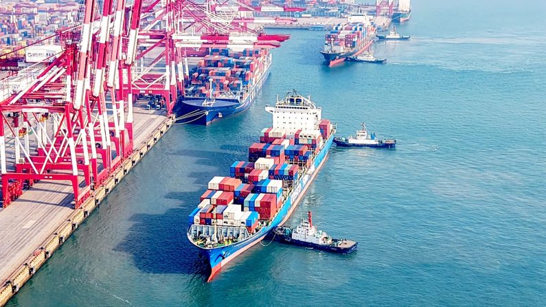 Des cargos chargés de conteneurs accostent dans le port de Qingdao, dans la province de Shandong (Chine orientale), le 13 janvier 2025. (STR/AFP via Getty Images)