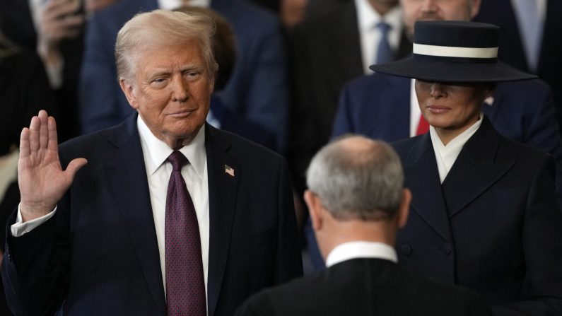 Donald Trump prête serment en tant que 47e président des États-Unis devant le juge suprême John Roberts, tandis que Melania Trump tient la Bible dans la rotonde du Capitole à Washington, DC, le 20 janvier 2025. (JULIA DEMAREE NIKHINSON/AFP via Getty Images)