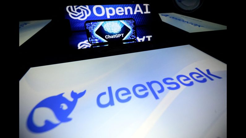 Des écrans affichant le logo de DeepSeek, une société chinoise d'intelligence artificielle qui développe des modèles de langage en open-source, et le logo du chatbot d'intelligence artificielle ChatGPT d'OpenAI, à Toulouse, en France, le 29 janvier 2025. (Lionel Bonaventure/AFP via Getty Images)