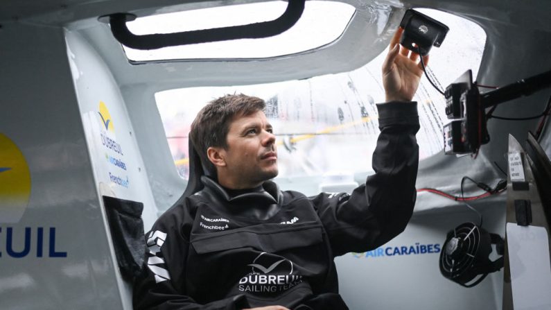 Le Vendéen Sébastien Simon (Groupe Dubreuil) a pris vendredi aux Sables-d'Olonne (Vendée) la 3e place du Vendée Globe, célèbre course autour du monde en solitaire, sans escale et sans assistance remportée mardi par le Normand Charlie Dalin. (Photo : SEBASTIEN SALOM-GOMIS/AFP via Getty Images)