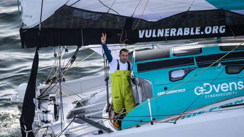 Dans la lutte pour la 4e place, Sam Goodchild (Vulnerable), actuellement le mieux placé, se trouve à moins de 2.000 milles nautiques de la ligne d'arrivée mais Jérémie Beyou (5e) et Paul Meilhat (6e) le talonnent. (Photo : LOIC VENANCE/AFP via Getty Images)