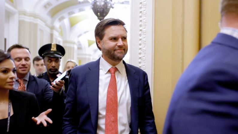 Le sénateur JD Vance, vice-président élu, quitte les chambres du Sénat lors d'un vote au Capitole des États-Unis le 18 décembre 2024. (Anna Moneymaker/Getty Images)